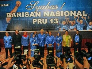 Thủ tướng Malaysia Najib Razak, Phó Thủ tướng Muhyiddin Yassin và các thành viên Liên minh Mặt trận Dân tộc Barisan cầm quyền mừng chiến thắng tại Kuala Lumpur. (Nguồn: AFP/TTXVN)