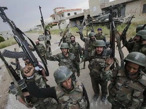 Binh sỹ Syria sau khi giành quyền kiểm soát làng Haydariyah, cách thị trấn Qusayr khoảng 7km ngày 13/5. (Nguồn: AFP/TTXVN)