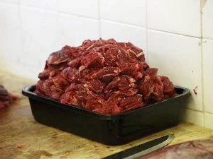 Thịt bò bày bán tại một cửa hàng ở London. (Nguồn: AFP/TTXVN)