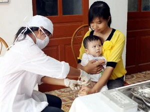 Tiêm vắcxin "5 trong 1" cho trẻ em dưới 1 tuổi ở trạm y tế xã Gia Sơn, huyện Nho Quan. (Ảnh: Hữu Oai/TTXVN)