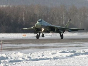 Máy bay Sukhoi thế hệ thứ 5 "PAK FA" trong chuyến bay thử nghiệm đầu tiên ở Komsomolsk-on-Amur, ngày 29/1/2009. (Nguồn: AFP/TTXVN)
