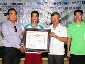 Đại sứ Nguyễn Mạnh Hùng trao giải cho Công ty HAPPY HOUSE. (Ảnh: Hoàng Chương/Vietnam+)