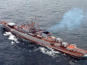 Tàu chiến thuộc Hạm đội Biển Đen của Nga và tàu săn tìm tàu ngầm Ladny tại Biển Đen. (Nguồn: AFP/TTXVN)