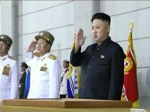 Nhà lãnh đạo Triều Tiên Kim Jong-Un (thứ hai, phải), Tư lệnh Tối cao KPA, chứng kiến lễ duyệt binh tại Cung điện Kumsusan, Bình Nhưỡng ngày 25/4. (Nguồn: AFP/TTXVN)