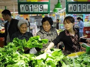 Khách mua thực phẩm tại siêu thị ở Hợp Phì, tỉnh An Huy, miền đông Trung Quốc ngày 9/5. (Nguồn: AFP/TTXVN)