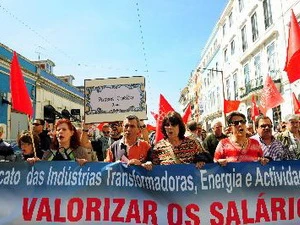 Biểu tình phản đối biện pháp kinh tế khắc khổ ở Lisbon ngày 13/4. (Nguồn: THX/TTXVN)