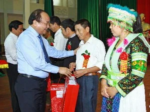 Phó Thủ tướng Nguyễn Xuân Phúc tặng quà các đại biểu. (Ảnh: Doãn Tấn/TTXVN)