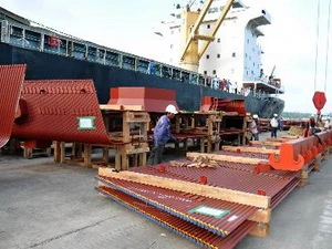 Chuyển thiết bị nồi hơi nhiệt điện lên tàu xuất sang Ấn Độ tại cảng Doosan Vina (khu kinh tế Dung Quất). (Ảnh: Thanh Long/TTXVN)