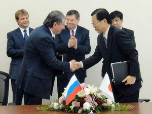 Giám đốc điều hành Tập đoàn Rosneft Igor Sechin (trái) và Chủ tịch Công ty Inpex Toshiaki Kitamura tại lễ ký thỏa thuận hợp tác ở Bộ Công nghiệp-Thương mại và Kinh tế Nhật Bản, thủ đô Tokyo ngày 29/5. (Nguồn: AFP/TTXVN)