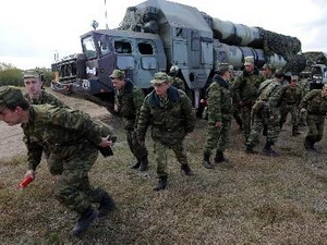 Tên lửa đất đối không S-300 trong cuộc tập trận chung giữa Nga và Belarus mang tên "West-2009" tại Volka (Belarus) ngày 24/9/2009. (Nguồn: AFP/TTXVN)