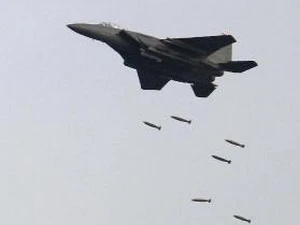 Máy bay chiến đấu F-15K dội bom tại vùng núi Pocheon, cách biên giới Triều Tiên khoảng 30km về phía nam trong cuộc tập trận ngày 23/12/2010. (Nguồn: AFP/TTXVN)