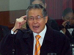 Ông Alberto Fujimori phát biểu tại Lima ngày 17/7/2009 trong phiên tòa xét xử ông ta vì tội tham nhũng trả tiền bất hợp pháp cho cựu trợ lý hàng đầu của ông và giám đốc tình báo Vladimiro Montesinos. (Nguồn: AFP/TTXVN)