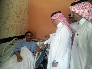 Quan chức Bộ Y tế Arập Xêút thăm các bệnh nhân bị nhiễm virus Corona tại bệnh viện tỉnh miền đông al-Ahsaa. (Nguồn: AFP/TTXVN)