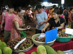 Du khách mua các loại trái cây đặc sản của vùng đất Lái Thiêu tại Lễ hội. (Ảnh: Hải Âu/TTXVN)