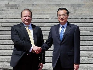 Thủ tướng Trung Quốc Lý Khắc Cường (phải) tiếp Thủ tướng Pakistan Nawaz Sharif (trái). (Nguồn: THX/TTXVN)