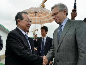 Thứ trưởng Ngoại giao thứ nhất Triều Tiên Kim Kye-Gwan (trái) và Đại sứ Nga tại Triều Tiên Alexander Timonin tại Bình Nhưỡng ngày 2/7. (Nguồn: Kyodo/TTXVN)