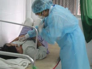 Chăm sóc bệnh nhân cúm H1N1. (Ảnh: Minh Trí/TTXVN)