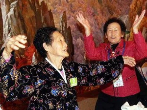 Niềm hạnh phúc của người dân hai miền Triều Tiên trong cuộc đoàn tụ gia đình tại Khu nghỉ mát Núi Kumgang ngày 31/10/2010. (Nguồn: AFP/TTXVN)