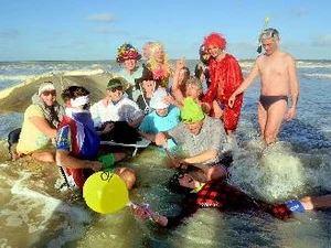 Người dân tham gia bơi truyền thống mừng Năm Mới tại bãi biển Malo-Les-Bains ở Dunkirk, phía bắc Pháp ngày 1/1. (Nguồn: AFP/TTXVN)