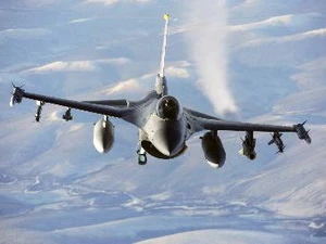 Máy bay chiến đấu Chim ưng F-16 bay huấn luyện tại Alaska (Mỹ). (Nguồn: AFP/TTXVN)
