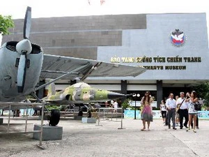 Khách du lịch nước ngoài tham quan bảo tàng Chứng tích chiến tranh Thành phố Hồ Chí Minh. (Ảnh: Phương Vy/TTXVN)