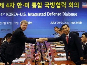 Thứ trưởng Quốc phòng Hàn Quốc Lim Kwan-bin (phải) và Thứ trưởng Mỹ phụ trách các vấn đề Đông Á David Helvey tại đối thoại ngày 30/7. (Nguồn: Yonhap/TTXVN)