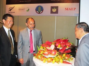 Ông Jerry Mateparae, Toàn quyền New Zealand trao đổi với các chuyên gia Việt Nam tại lễ công bố dự án. (Ảnh: Hoàng Tuấn/Vietnam+)