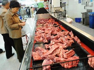Khách hàng mua thịt lợn tại cửa hàng của Wal-Mart tại Trùng Khánh. (Nguồn: THX/TTXVN)