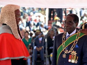 Tổng thống Zimbabwe Robert Mugabe (phải) tại lễ tuyên thệ nhậm chức ở Harare ngày 22/8. (Nguồn: AFP/TTXVN)