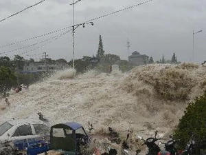 Sóng lớn do bão Trami trên sông Qiantang ở thành phố Haining, tỉnh Chiết Giang, miền đông Trung Quốc ngày 22/8. (Nguồn: THX/TTXVN)