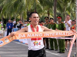 Vận động viên về nhất nội dung chạy Marathon. (Ảnh: Trần Lê Lâm/TTXVN)