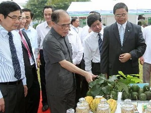 Chủ tịch Quốc hội Nguyễn Sinh Hùng xem các sản phẩm của ngành nông nghiệp. (Ảnh: Nhan Sáng/TTXVN)