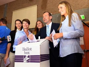 Ông Tony Abbott (thứ hai, phải) cùng gia đình (vợ và các con gái) bỏ phiếu tại điểm bầu cử ở Sydney. (Nguồn: AFP/TTXVN)