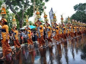 Phụ nữ Bali tham gia lễ rước truyền thống tại liên hoan Nghệ thuật Bali lần thứ 35. (Nguồn: AFP/TTXVN)