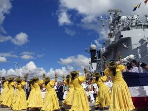 Điệu múa chào mừng tàu khu trục tên lửa Thanh Đảo tới Hawaii. (Nguồn: AP)