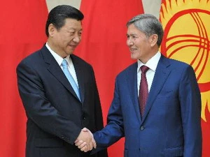 Tổng thống Kyrgyzstan Almazbek Atambayev (phải) gặp và làm việc với Chủ tịch Trung Quốc Tập Cận Bình đang trong chuyến thăm chính thức Kyrgyzstan. (Nguồn: AFP/TTXVN)