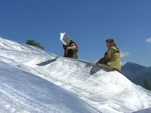 Xúc tuyết tích trữ chuẩn bị cho Olympic Sochi 2014. (Nguồn: BBC.co.uk)