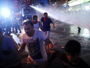 Cảnh sát dùng vòi rồng giải tán người biểu tình ở Thổ Nhĩ Kỳ hồi tháng 6. (Nguồn: AFP/TTXVN)