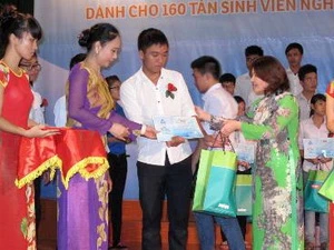 Trao học bổng "Tiếp sức đến trường" cho các tân sinh viên ở Nghệ An. (Ảnh: Nguyễn Văn Nhật/TTXVN)