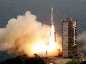 Tên lửa Epsilon rời khỏi bệ phóng. (Nguồn: AFP/TTXVN)