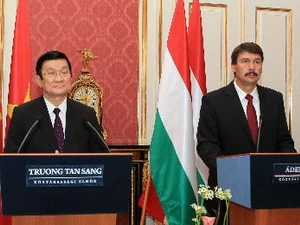Tổng thống Cộng hòa Hungary Ader Janos và Chủ tịch nước Trương Tấn Sang gặp gỡ báo chí sau hội đàm. (Ảnh: Nguyễn Khang/TTXVN)