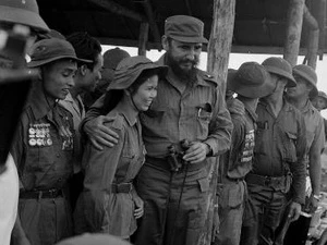 Ngài Fidel Castro và nữ anh hùng Quân giải phóng miền Nam Việt Nam Tạ Thị Kiều. (Nguồn: TTXVN)