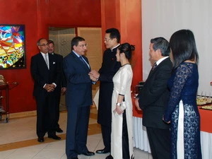 Đại sứ Nguyễn Trung Thành, trưởng phái đoàn đại diện Việt Nam bên cạnh UN, WTO và các tổ chức quốc tế ở Geneva và phu nhân đón khách. (Nguồn: Phân xã Geneva/Vietnam+)