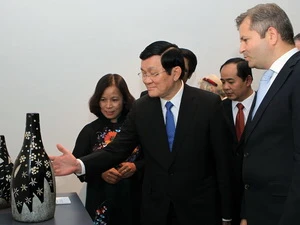 Chủ tịch nước Trương Tấn Sang xem các sản phẩm gốm sứ của Việt Nam tại Bảo tàng Dân tộc học ở Thủ đô Budapest. (Ảnh: Nguyễn Khang/TTXVN)
