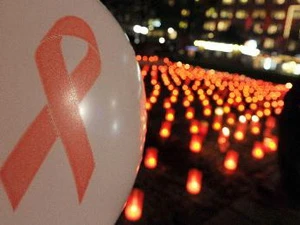 Thắp nến bày tỏ tình yêu thương và chăm sóc đối với những người nhiễm HIV và AIDS tại Berlin (Đức) ngày 30/11. (Ảnh: THX/TTXVN)