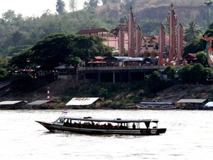 Du lich trên sông vùng Tam giác vàng biên giới Lào-Thái thu hút du khách. (Ảnh: Hoàng Chương/Vietnam+)