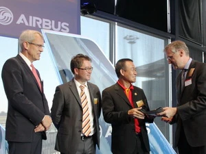 Airbus bàn giao kỹ thuật máy bay A320 Sharklet thế hệ mới nhất cho lãnh đạo VietJetAir (Việt Nam) ngày 24/9. (Ảnh: Mai Anh/Vietnam+)
