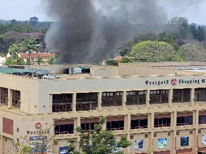 Khói bốc lên từ trung tâm mua sắm Westgate sau vụ tấn công khủng bố . (Nguồn: Kyodo/TTXVN)