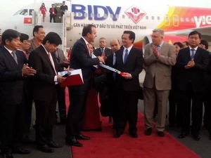 Thủ tướng Nguyễn Tấn Dũng dự lễ bàn giao chiếc máy bay A320 Sharklet đầu tiên cho hãng hàng không VietJetAir ngày 26/9 tại sân bay Orly, Paris. (Ảnh: Bích Hà/Vietnam+)