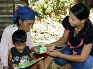 Cấp miễn phí gói bổ sung vi chất phòng chống suy dinh dưỡng cho trẻ em tại xã Tà Long, tỉnh Quảng Trị. (Ảnh: Hồ Cầu/TTXVN)